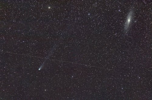 Le 14 mars 2024, à 20h28 (temps légal français) la comète 12P/Pons-Brooks visible à 10° de la galaxie d'Andromède M31. Photo prise avec un téléobjectif de focale 135 mm et une pose de 7,6 min. 
