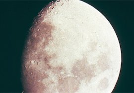 La chronologie lunaire révisée par l'hétérogénéité du bombardement 